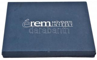 Az Éremművészeti Intézet éremtartó kazettája 1 kivehető tálcával, összesen 24 férőhellyel használt á...