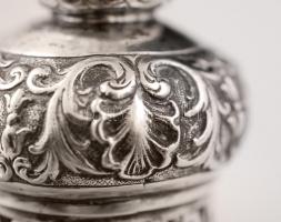 Dekoratív, növényi motívumokkal rendkívül gazdagon díszített ezüst (Ag.) tartó, jelzés nélkül, m: 17...