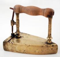 Régi vasaló, réz, fa fogantyú, 20×18 cm