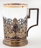 Virágmotívumokkal díszített fém teapohár-tartó, benne pohárral
