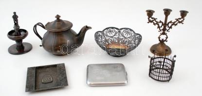 Vegyes fémtárgy tétel: Jummet filigrán tálka, alpakka teás kancsó, háromkaros, dekoratív gyertyatartó, rácsos virágtartó, "Csepel Vas- és Fémművek" feliratú tálka zodiákus díszítéssel, kisméretű, a nürnbergi Gänsemännchenbrunnent ábrázoló szobor, "Československo" feliratú cigarettatárca Csehszlovákia térképével és a Hradzsin látképével, összesen 7 db