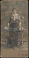 cca 1900-1910 Lugos, Hölgy műteremben, Pick Adolf műterméből, keményhátú fotó, felületén ujjlenyomatokkal, 16x8 cm