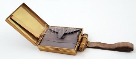 cca 1930 Úti-neszesszer, réz, virág díszítéssel, több rekeszes, tükörrel, rúzstartóval, fém szíjjal / TRaveling budoir kit 12x12 cm