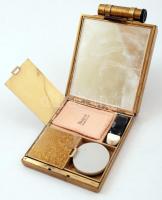 cca 1930 Úti-neszesszer, réz, virág díszítéssel, több rekeszes, tükörrel, rúzstartóval, fém szíjjal ...