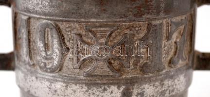 Régi vaskeresztes mozsár törővel, "1914-17" felirattal, kopottas, 14,5x14cm