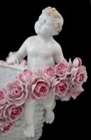 Schierholz puttós rózsás kosár, sok lepattanással, jelzett, kézzel festett, 18×25 cm