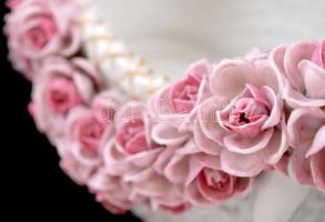 Schierholz puttós rózsás kosár, sok lepattanással, jelzett, kézzel festett, 18×25 cm