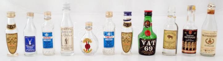 11 db különféle röviditalos üveg, különféle magyar és külföldi márkákkal (Żubrówka, Hubertus, Marine, Metaxa, barackpálinka, stb.)