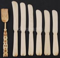 7 db csont evőeszköz: 6 db kés, különböző méretben + 1 db díszesen faragott nyelű cukorszedő kanál, h: 13,5 cm