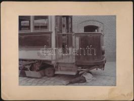 cca 1900-1910 Régi villamos szerelés közben, kartonra kasírozott fotó, 15x11 cm, karton 20x15 cm