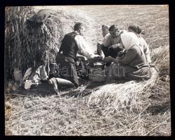 cca 1940-1950 Szentgyörgyvár, Ebéd aratás közben, hátoldalon feliratozva, 30x24 cm