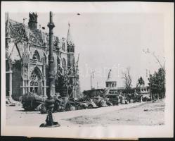 1945 Összetört(szétbombázott) járművek a Mátyás-templomnál, pecséttel jelzett, feliratozott sajtófotó, 23x18 cm