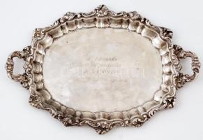 Spanyol gyártmányú, gazdagon díszített, ezüstözött fém tálca rajta spanyol nyelvű felirattal: "A Edmundo en su jubilación de tus amigos. 25-10-92", 49,5×34 cm