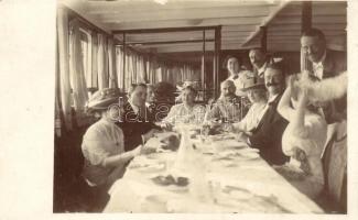 1913 Budapest, étterem belső, asztaltársaság, photo
