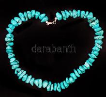 Amorf elemekből fűzött dekoratív türkiz nyaklánc díszdobozban, h: 40 cm