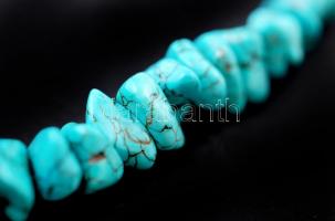 Amorf elemekből fűzött dekoratív türkiz nyaklánc díszdobozban, h: 40 cm