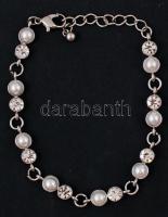 Ezüstszínű karkötő strasszokkal és gyöngyökkel díszítve kis szütyőben, h: 18 cm