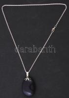 Kékesfekete függőmedál ezüstszínű láncon, h: 45 cm