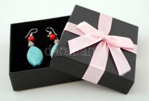 Türkizzel és korallal díszített fülbevalópár díszdobozban