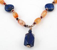 Lápisz lazulival és karneollal díszített nyaklánc, h: 50 cm