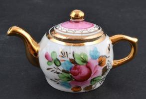 Dísz porcelánszamovár rózsás díszítéssel, aranyozással, tetején apró teáskannával, kézzel festett, a...