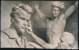 cca 1968 Kisfaludy Strobl Zsigmond (1884-1975) szobrászművészről készített fotó Tiszavölgyi József hagyatékából, feliratozva, 8x13 cm