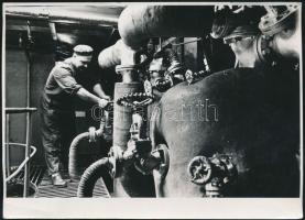 cca 1960 Tiszavölgyi József: A Felszabadulás hajó gépházában, pecséttel jelzett riportkép, 12x17 cm