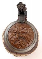 Villeroy & Boch Mettlach ón fedeles korsó, plasztikus díszítéssel, több felirattal, jelzett, hib...