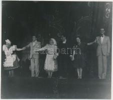 cca 1940 Jávor Pál és a színésztársak előadás végén, a függöny előtt, Rozgonyi felvétele, 12x13 cm