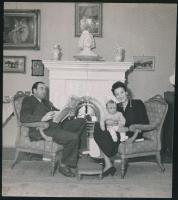 cca 1950 Hámory Imre (1909-1967) színész, operaénekes a családjával, Rozgonyi felvételei, 2 db fotó,...