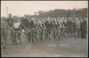 1926. augusztus 27. Kerékpárversenyzők a rajtvonalnál, fotólap, 9x14 cm