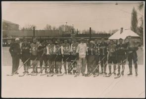 cca 1925 Pobuda Alfréd (1876-1942) pecséttel jelzett fotója hokicsapatokról, a Városligetből, a kép sarkán törésvonalak, 12x17 cm