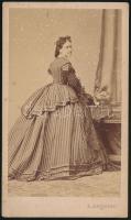 cca 1850-1865 Széchenyi Kálmánné Grünne Karolina (1832-1911) grófnő, Széchenyi Manó édesanyja Angerer bécsi műtermében, feliratozott vizitkártya méretű fénykép, 10,5x6 cm