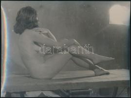 cca 1960 Alkalmi műterem vaskályhával, 4 db finoman erotikus fotó, 18x24 cm / cca 1960 4 erotic photos, 18x24 cm