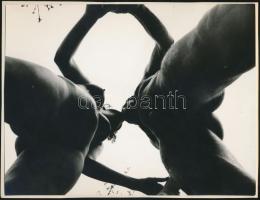 cca 1970 Az első csók, finoman erotikus fotó, 23x17 cm / cca 1970 Erotic photo, 23x17 cm