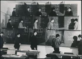 cca 1965 Oktatástörténeti kuriózum! Hatékony számonkérés, egyszerre 15 diák felel a tábláknál a szegedi ipariskolában, 16x23 cm