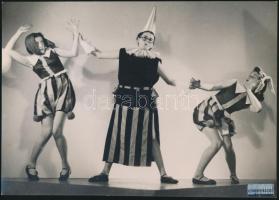 cca 1935 Leichtner Erzsébet vintage fotója Szentpál Olga tánccsoportjának tagjairól, matricával jelzett, 17x24 cm