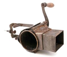 "Daráló acélhengerrel" feliratú asztalra fogatható fém daráló, működik