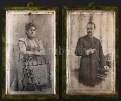 cca 1880 Párt ábrázoló két darab fémlemezre készült fénykép (ferrotípia) falra aksztható bársony kerettel / Ferrotyp photos in velvet frame 24x16 cm