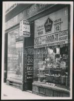 cca 1940 Budapest V. Régiposta utca órás és régiségbolt fotó /  6x9 cm