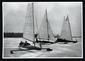 cca 1930 Magyar Film Iroda: Jégvitorlások, Balatonfüred, jelzett,az egyik sarok törött, 12x17cm