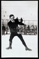 1937 Pobuda Alfréd: Terták Elemér (1918-1999) műkorcsolyázó, világbajnoki és kétszeres Európa-bajnoki bronzérmes, kétszeres főiskolai világbajnok, háromszoros magyar bajnok fotója, jelzett, hátoldalon feliratozva, 17x11cm