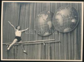 cca  1935 Tornabemutató Berlinben, pecséttel jelzett, 9x12 cm