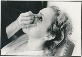 cca 1988 Hamar Júlia operaénekes férfiszerepre maszkírozva, Benkő Imre képriportja, több pecséttel j...