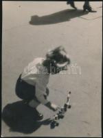 cca 1935 Gaál Margit: Játék a téren, jelzés nélküli vintage fotó a szerző hagyatékából, 23x17 cm