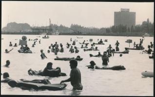 cca 1975 Balatoni nyár Balatonfürednél, 14x24 cm