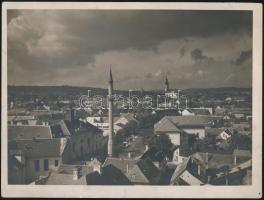 cca 1940 Eger, városkép rálátásból, a minaret mögött sátoros utcai árusok, a körház helyén még lakóházak, 18x24 cm