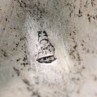 Hólyagos peremű ezüst (Ag.) tálca, jelzett, mesterjeggyel (ATK?) piszkos de jó állapotban van, d:21,...