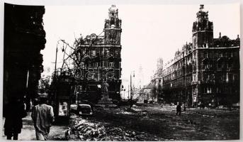 1945 Budapest, Felszabadulás tér az ostrom után, korabeli felvételről későbbi másolat, 26x40 cm