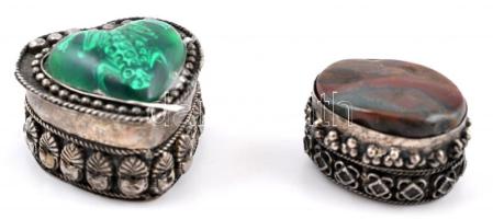 2 db fém kis szelence, egyik csiszolt köves (sérült) másik béka figurával, 3×4 cm, 3×2 cm